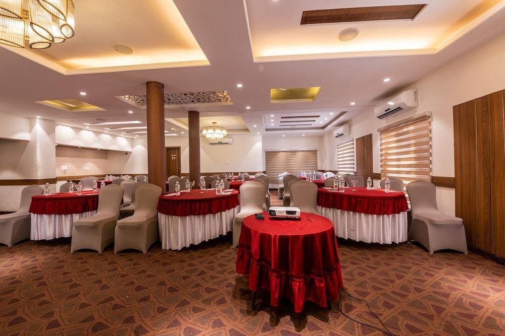 Treebo Trend Surya Nashik Hotell Exteriör bild